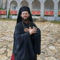 Skandalozno, lažni albanski sveštenik provocira s cetinja: SPC nazvao demonskom pa obučen u mantiju rukama pokazao "orla"