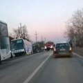 Snimak haosa kod Loznice: Vozio traktor bez dozvole, izazvao sudar sa autobusom