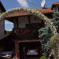 Krenulo slavlje u porodičnom domu Tamare Milutinović: Vila nestvarno ukrašena, mama i tata dočekuju goste