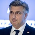 Plenković srdačno dočekan na Dugom Otoku, na poklon dobio „srećni magareći izmet“