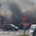 Užas u Kuli: Vatrogasci se bore sa požarom koji je progutao vozilo (video)