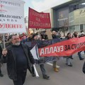 Glumci zrenjaninskog pozorišta danas u Novom Sadu na protestu „Pozorište na ulici – daske su zaćutale“ "Pozorište na…