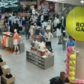 Dubok džep Za suvenire i uživanje: Na proteklom Rolan Garosu se igrao tenis, ali su mogli da se kupe i čaršavi, benkice…