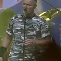 Tompson za sat vremena od prodaje majica zaradio 700.000 evra! Stampedo na stranici za onlajn kupovinu
