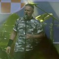 Tompson za sat vremena od prodaje majici zaradio 700.000 evra! Stampedo na stranici za onlajn kupovinu