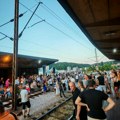 Protest: Blokiran železnički saobraćaj i bačeno smeće na prostorije SNS-a
