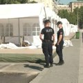Dva muškarca nasrnula i vređala novinarku Foneta dok je snimala kako lete šatori ispred Skupštine