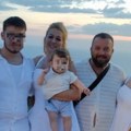 (Foto) naš muzičar sa porodicom u crnoj gori: Supruga i deca u Belom: Ne mogu biti skladniji