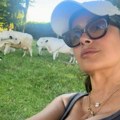 Salma Hajek među kokoškama, ovcama i kravama: Ovako uživa jedna od najbogatijih žena na svetu - bez glamura i foliranja, a…