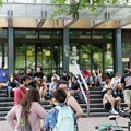 Treći dan "dežurstva" ispred novosadskog suda, studenti i građani traže oslobađanje svih političkih zatvorenika