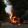 Požar u autobusu u Indiji pogoršan eksplozijom stotina mobilnih telefona