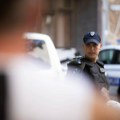 Pomahnitala devojka nožem napala policajca u Beogradu: Nasrnula na njega, a on u samoodbrani pucao u nju