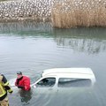 (Foto) Autom sleteo u reku, nije mu bilo spasa. Očevici prijavili jeziv prizor kod Krvavca: Hitne službe u vozilu našle telo…