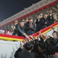 Kim Džong Un sa ćerkom na vojnoj paradi - obećava jačanje nuklearnog programa