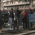 Kupili stanove pre 15 godina, sada im preti iseljenje: Stanari zgrade u Ulici Vojvode Stepe protestovali ispred suda