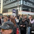 Protest ispred televizije N1 u Beogradu, EU prati dešavanja nakon smene programskog direktora