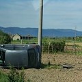 Još jedan automobil sleteo sa puta i prevrnuo se na krov