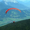 Jeziv video: Avion udario u ženu koja je vozila paraglajder iznad Alpa, usledila je velika drama