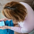 Zašto ne bi trebalo da sedite na ve-ce šolji duže od 10 minuta: Telefon u toaletu može vas koštati zdravlja