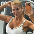 Сва у мишићима, а груди једва стоје у мајици: Српска певачица (38) је најзгдоднија на естради, у овом издању вежба, а ево…