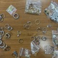 Цариници у Бачком Брегу остали у шоку! Пронашли у гепеку 89 прстенова, 28 огрлица, минђуше, паметне сатове... (фото)