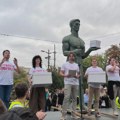 Studenti i građani ispred Rektorata, nakon govora kreću ka RIK-u radi predaje potpisa