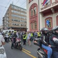 Studenti i građani ispred Rektorata, nakon govora kreću ka RIK-u radi predaje potpisa