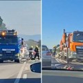 (Video) Zapalio se komunalni kamion: Haos na magistrali kod Kragujevca, vatrogasci-spasioci odmah stigli na lice mesta, gorelo…