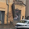 Za dlaku izbegnuta tragedija kod Zelene pijace: Terasa se obrušila na trotoar