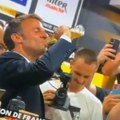 Makron eksirao pivo u svlačionici tokom proslave titule