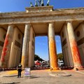 Ekološki aktivisti "Poslednje generacije" farbom poprskali Brandenburšku kapiju