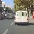 Prvi snimak iz bulevara kralja Aleksandra Automobil prevrnut na krov, delovi vozila razbacani po putu (video)