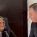 Baka Darka uz širok osmeh ugostila Miroslava Čučkovića Ona je najstariji stanovnik Zvečke (VIDEO)