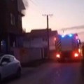 POŽAR u porodičnoj KUĆI u Veterniku: Vatra izbila na spratu, dva vatrogasna vozila na licu mesta (video)