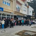 Vaspitači i radnici predškolskih ustanova ispred filijale Banke Poštanska štedionica u Leposaviću