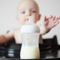 Beba pala u alkoholnu komu: Baka htela da mu spremi mleko u prahu, pa umesto vode sipala vino