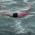 Bizarno i opasno: Muškarac (50) skakao na orku sa čamca, prijatelji sve gledali, snimali i smejali se: "Radio je to zbog…