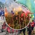 (Video) Pena prekrila dvorište, trubači preplavili Beograd: Mali maturanti proslavljaju kraj godine: U rukama drže baklje…