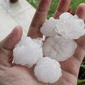 Strašne scene nevremena u komšiluku Padao grad veličine oraha, oštećene kuće i vozila (video)