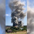 (Video) Ogroman požar u Malom Mokrom Lugu: Širi se gusti crni dim: Više vatrogasnih ekipa bori se sa vatrenom stihijom