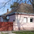 ФОТО: Трособна кућа у Перлезу за 43.000 евра – има излаз на две улице