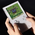 Ayaneo predstavlja Pocket Vert: pristupačniji retro handheld u vertikalnom formatu