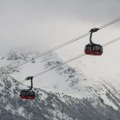 Pala gondola i prevrće se niz padinu! Objavljen horor-snimak, jedna osoba reanimirana, skijaši prestravljeni