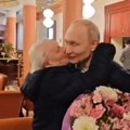 (Video) Putin ne zaboravlja ko mu je dao šansu: Izveo nastavnicu staru 92 godine na večeru, otpratio je kući i poklonio cveće…