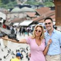 Nenad Jovanović odveo ženu u Sarajevo! Pojeo ćevape, prošetao čaršijom, pa zapevao nasred ulice