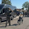 Pogledajte filmski manevar: Policijski dron magnetom oteo nož iz ruku kriminalca, pa došao robopas!