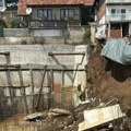 Drama na gradilištu u Novom Pazaru: Srušio se potporni zid, ugroženo više stambenih objekata