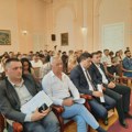 “Dizali su, pa spuštali ruke i zbunjeno gledali u kolege”: Kako se desilo da naprednjaci u Užicu glasaju protiv dočeka za…