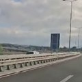 (Video) Punom brzinom u kontrasmeru i to najbržom trakom! Vozači na auto-putu "Miloš Veliki" prestravljeni, gledaju i krste se…