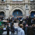 U Francuskoj u ponedeljak i dalje zatvoreno 400 do 500 srednjih škola